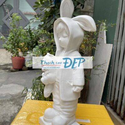 sản phẩm tượng thạch cao chàng trai ôm mèo